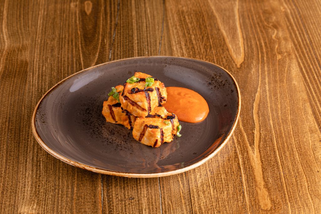 Grilled rare white tuna, spicy BBQ red or white sauce with green onion (3pc)