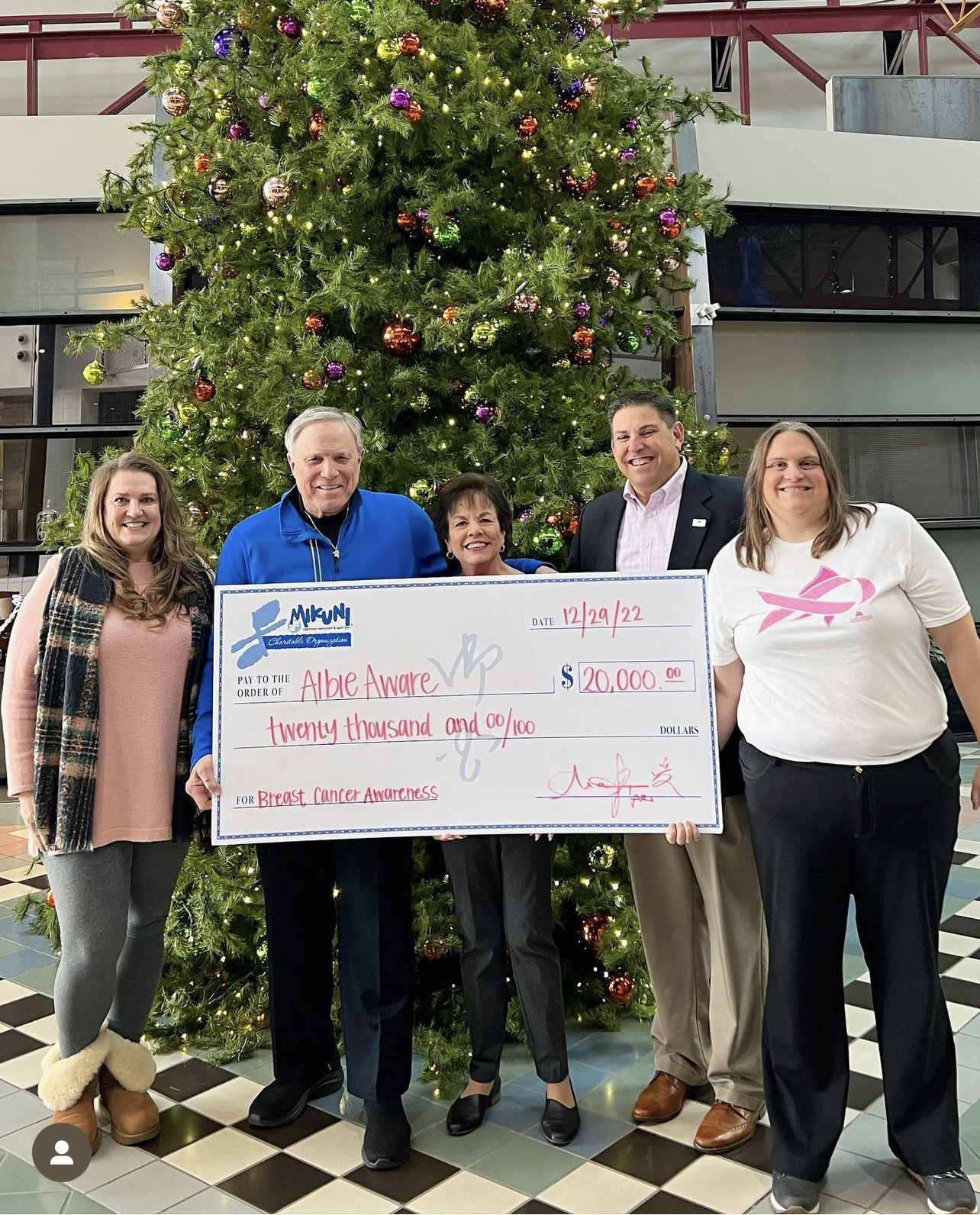 People holding giant $20,000 check